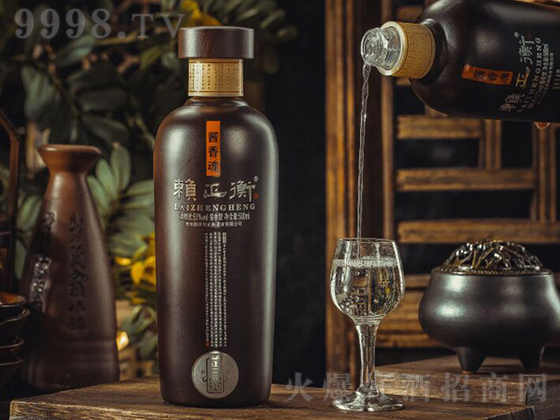 ه����ƣ�����Ʒ30���Y�о� �u���Ͱ׾ơ�53%vol 500ml��