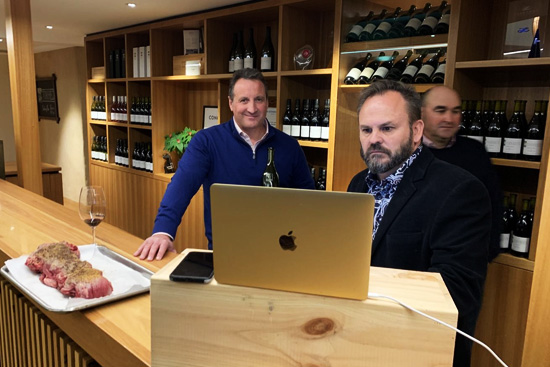 ���dɫ�ڱ����İ��ނ��棬�����p������ؐ���f�����N�������ӵ�������