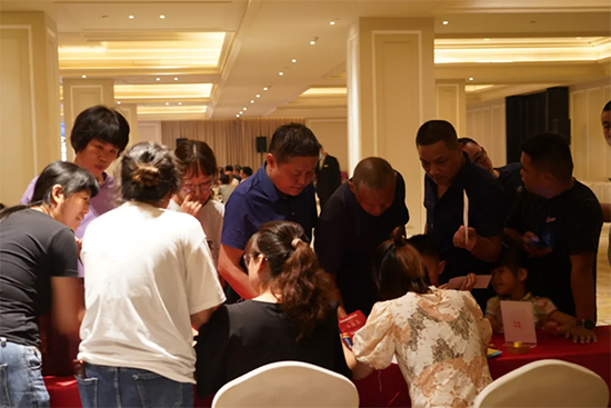 ֱ�����ٳ��fϯ �{(l��n)��֮�硱�����K���dվƷ�b��(hu��)�F(xi��n)��(ch��ng)������M�������I���e(cu��)��