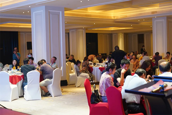 ֱ�����ٳ��fϯ �{(l��n)��֮�硱�����K���dվƷ�b��(hu��)�F(xi��n)��(ch��ng)������M�������I���e(cu��)��