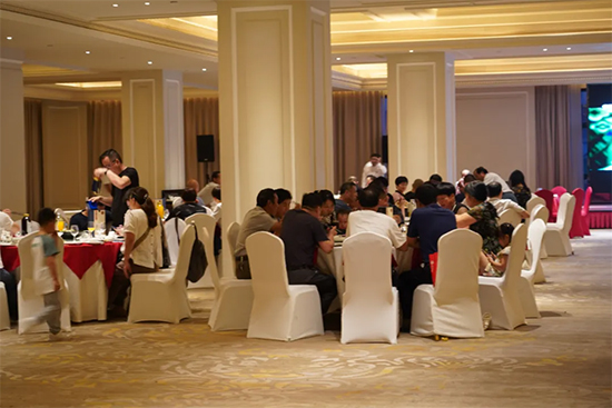 ֱ�����ٳ��fϯ �{(l��n)��֮�硱�����K���dվƷ�b��(hu��)�F(xi��n)��(ch��ng)������M�������I���e(cu��)��