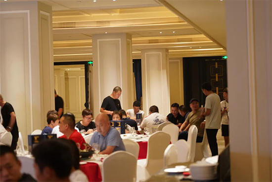 ֱ�����ٳ��fϯ �{(l��n)��֮�硱�����K���dվƷ�b��(hu��)�F(xi��n)��(ch��ng)������M�������I���e(cu��)��