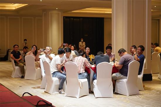 ֱ�����ٳ��fϯ �{(l��n)��֮�硱�����K���dվƷ�b��(hu��)�F(xi��n)��(ch��ng)������M�������I���e(cu��)��